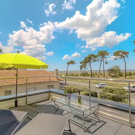 Beach Front Home In Marennes-Hiers-Brouage Hébergement de vacances *